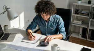 un étudiant qui fait le calcul de ses dépenses