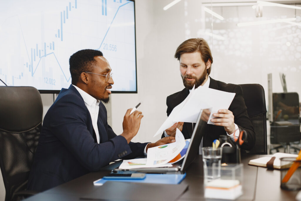 Comment devenir le conseiller financier des grandes fortunes ? On parle souvent des traders ou des banquiers d'affaires, mais beaucoup moins des conseillers qui accompagnent les grandes fortunes. Pourtant, ce sont eux qui interviennent quand les enjeux deviennent sérieux : une vente d'entreprise, une succession, des décisions qui engagent parfois plusieurs décennies. Le métier attire, mais la réalité est souvent différente de l'image qu'on s'en fait. Gestionnaire de patrimoine, un métier qui mêle psychologie et finance Les jeunes diplômés arrivent avec des connaissances solides en finance… et découvrent rapidement que les chiffres ne représentent qu'une partie du métier. Un client ne vient pas toujours chercher un placement. Il vient parfois chercher une réponse. Si l’on prend l’exemple d’un entrepreneur qui vient de vendre son entreprise. Il dispose soudainement de plusieurs millions d'euros. Sa première question n'est pas forcément : "Où investir ?" Elle ressemble plutôt à : "Comment protéger mes enfants ?" "Est-ce que je garde mon immobilier ?" "Comment transmettre une partie de mon patrimoine ?" Le conseiller commence donc rarement par parler marchés financiers. Il écoute. Puis il construit une stratégie. La psychologie prend finalement presque autant de place que la finance. Immobilier, placements, art : diversifier les actifs de ses clients Une grande fortune ne se résume presque jamais à un portefeuille d'actions. On retrouve souvent un mélange d'immobilier, d'entreprises, de participations financières, de liquidités et parfois d'actifs beaucoup plus atypiques. Certaines familles investissent dans les vignobles. D'autres dans les œuvres d'art. Certaines possèdent encore l'entreprise créée plusieurs décennies plus tôt. Le rôle du conseiller consiste alors à garder une vision globale, car chaque décision influence les autres. Vendre un immeuble peut modifier une stratégie successorale. Investir dans une société peut avoir des conséquences fiscales. Réorganiser un portefeuille financier peut permettre de préparer une future transmission. Tout est lié ! C'est aussi pour cette raison que ces professionnels travaillent régulièrement avec des notaires, des fiscalistes ou des avocats. Ils ne cherchent pas à tout faire. Ils coordonnent. Pourquoi la transmission de patrimoine est le défi majeur de la décennie ? Des milliers de dirigeants approchent de la retraite. Beaucoup s'apprêtent à vendre leur entreprise. D'autres souhaitent transmettre progressivement leur patrimoine à leurs enfants. Les questions fiscales ne sont qu'une partie du problème. Il faut aussi gérer les équilibres familiaux. Tous les enfants souhaitent-ils reprendre l'entreprise ? Faut-il transmettre maintenant ou attendre ? Comment éviter les conflits ? Le conseiller intervient justement à ce moment-là. Il ne prend pas les décisions à la place de ses clients. Il les aide à mesurer leurs conséquences. Se spécialiser en gestion de fortune grâce aux MSc de l'INSEEC Personne ne devient conseiller des grandes fortunes en quelques mois. Les connaissances demandées sont trop nombreuses : finance, fiscalité, gestion d'actifs, droit patrimonial, économie. C'est pour cette raison que beaucoup d'étudiants choisissent de se renseigner sur le MSc finance avant d'intégrer une banque privée ou un cabinet spécialisé. Les MSc de l'INSEEC permettent justement d'acquérir cette vision globale du patrimoine et de développer des compétences recherchées par les recruteurs. Le diplôme ne construit évidemment pas une carrière à lui seul. Le terrain reste le meilleur professeur. Mais disposer de bases solides permet de gagner un temps précieux lorsque les premiers dossiers complexes arrivent. Au final, les conseillers qui accompagnent les grandes fortunes ne sont pas uniquement des spécialistes des placements. Ce sont surtout des professionnels capables de comprendre une situation dans son ensemble, d'anticiper les conséquences d'une décision et d'accompagner leurs clients sur le long terme.