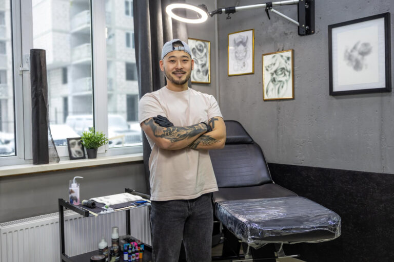 Un tatoueur professionnel